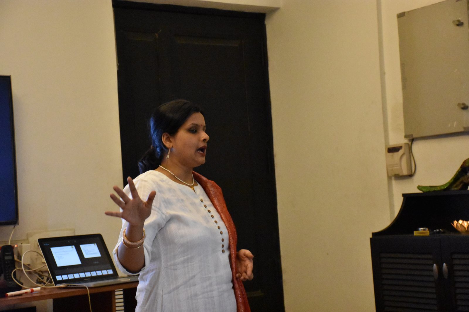 Rakhee addressing a workshop